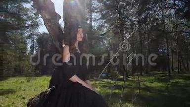 女孩背对着一棵树坐在阳光下